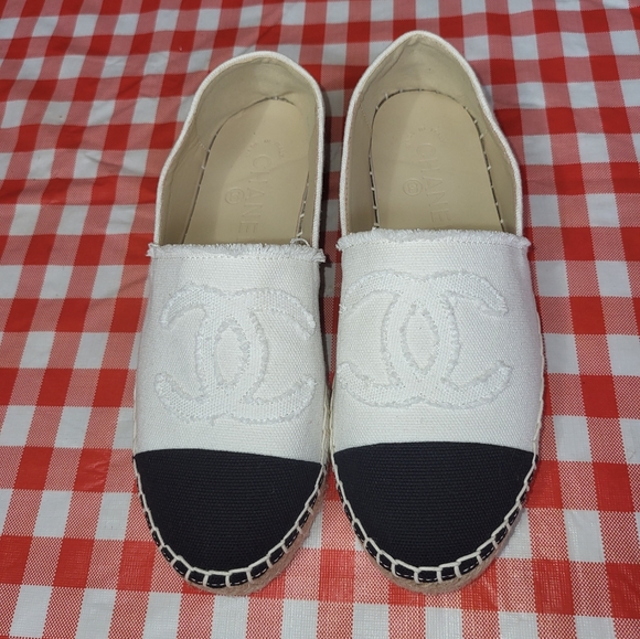Excellent Condition Chanel White & Black Size 6.5 Espadrilles. ๐ - Picture 9 of 16